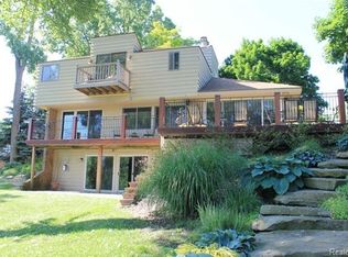 5970 Darb Lake Dr, West Bloomfield, MI 48324