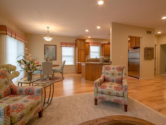 4th image of 2037 Stratford Ct