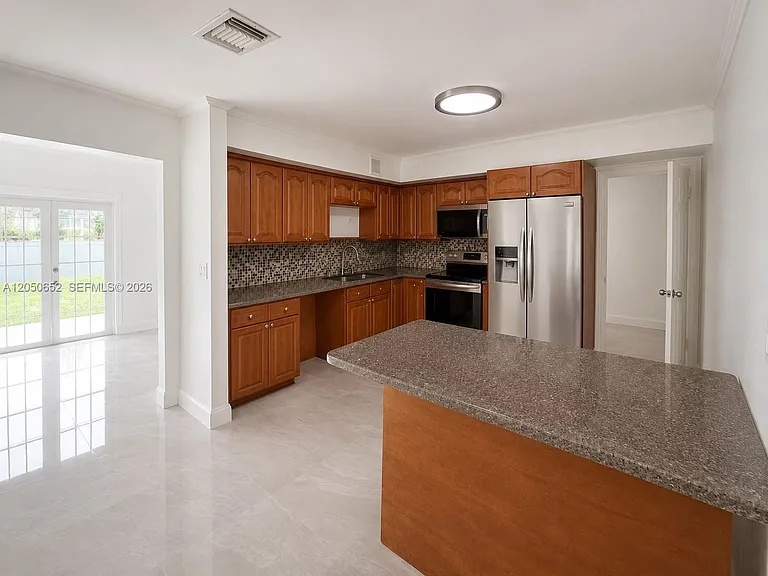 2100 N 52nd Ave — Photo 8