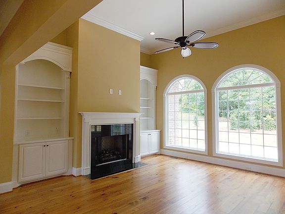 Living Room w/built-ins
