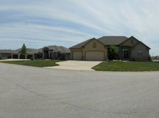 421 SE Snaffle Bit Ct, Lees Summit, MO 64082