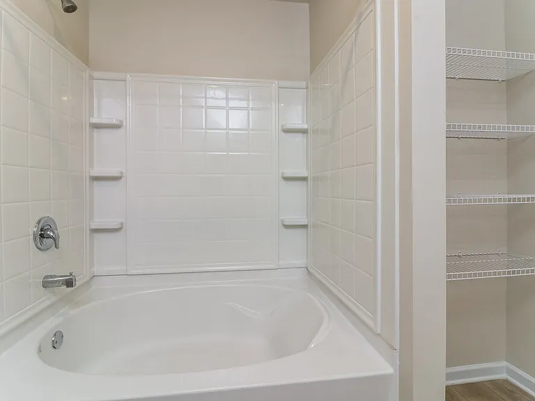 643 Mackenzie Cv — Photo 16