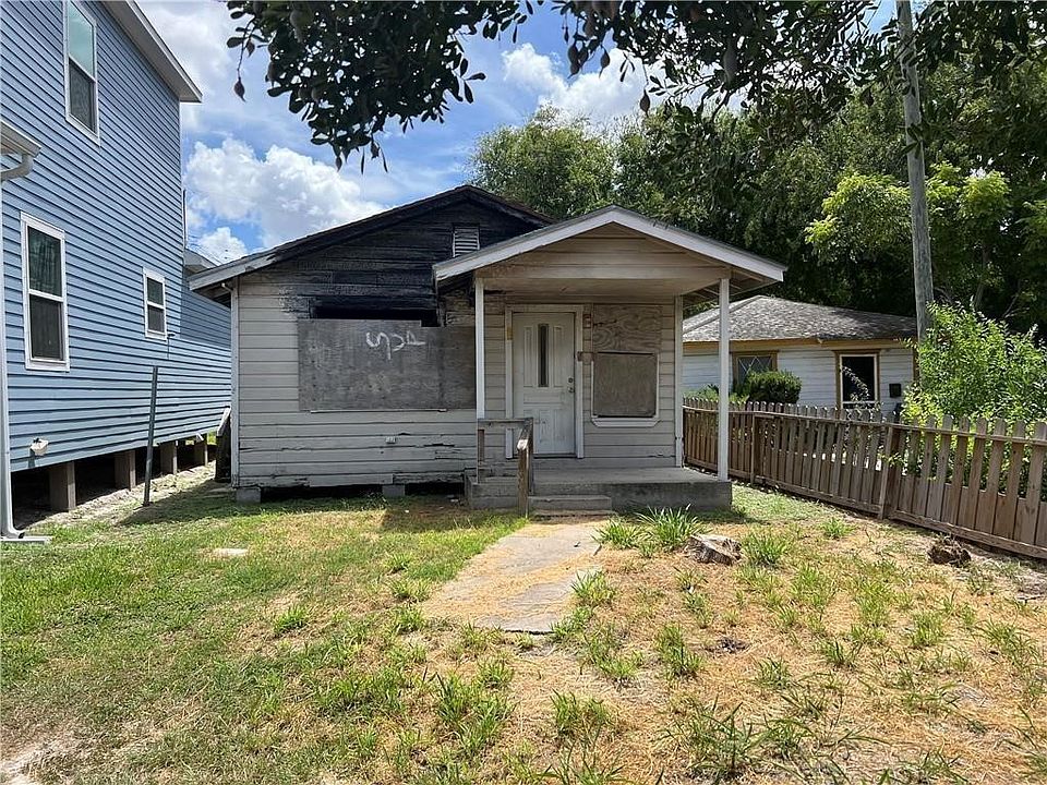 1st image of 816 Mesquite St
