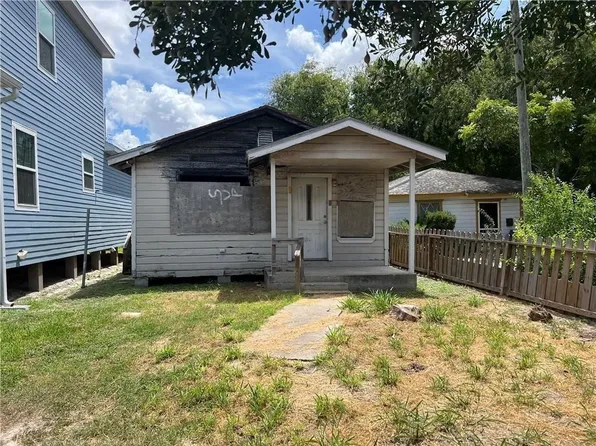 816 Mesquite St, Robstown, TX 78380