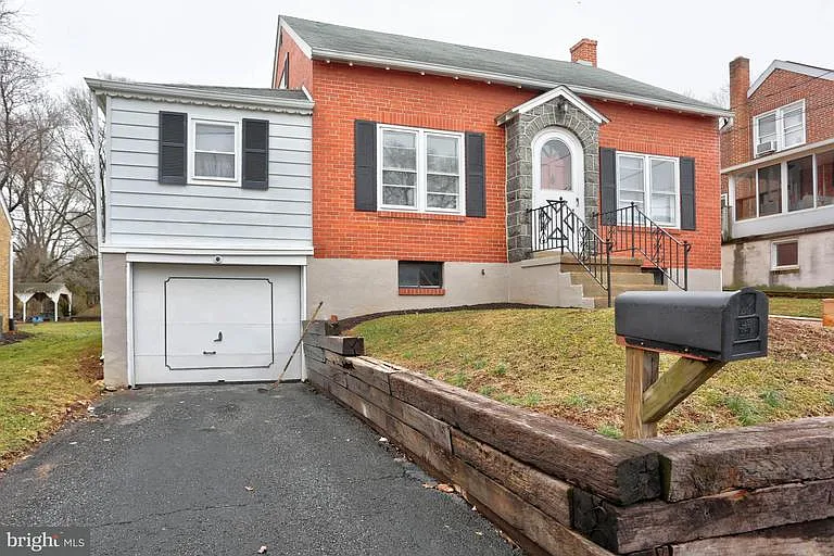 146 Mechanic St photo 1