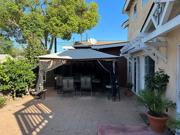 1428 Chino St — Photo 2