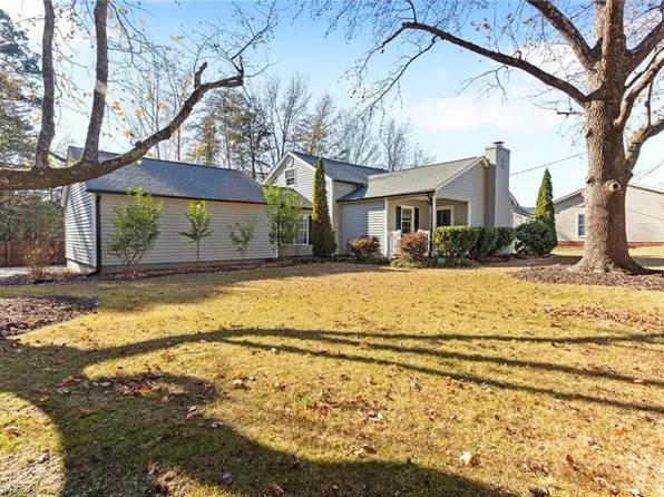 2712 Peachtree St, Burlington, NC 27215