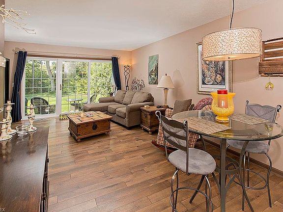 4th image of 34106 Chagrin Blvd APT 4102