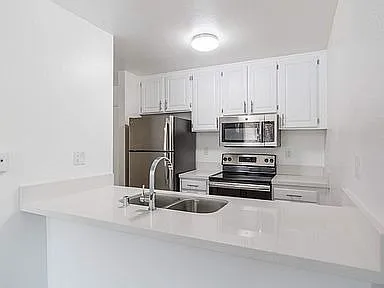 6535 Haskell Ave — Photo 13