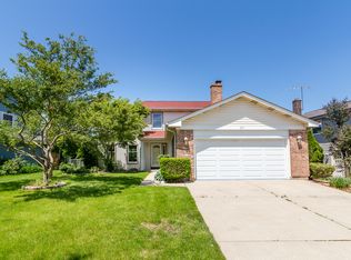 24 W Hartford Dr, Schaumburg, IL 60193