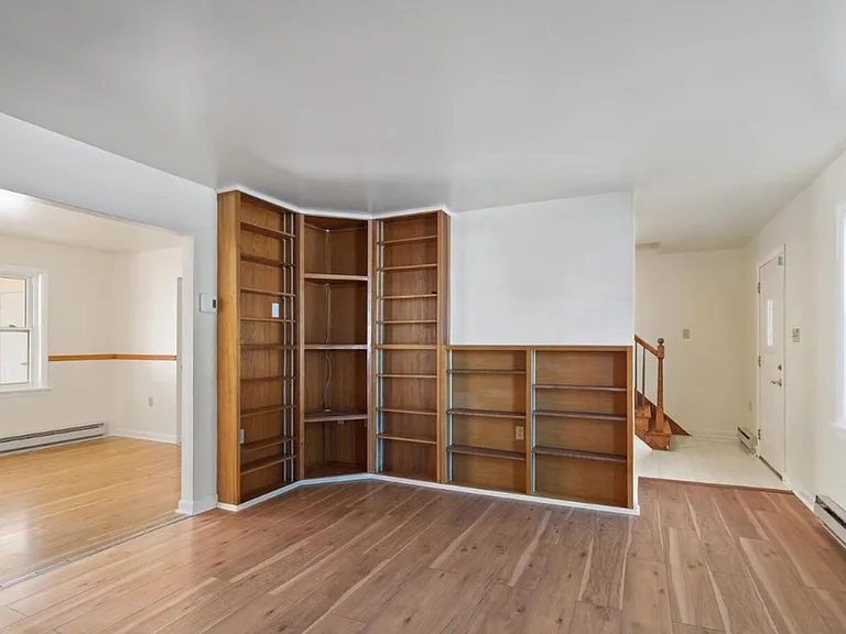 25 N Maple Ave — Photo 3