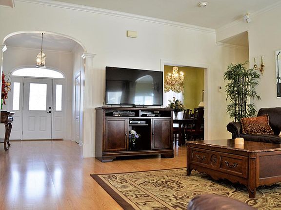 5th image of 408 Rosemount Dr