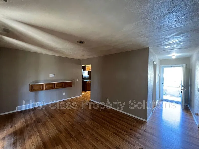 3 bed, 2.0 bath, 1224 sqft, $1,300 — Photo 4