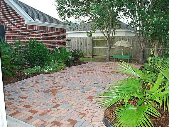 Backyard patio great for entertaining!