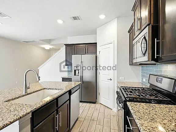 4 bed, 3.5 bath, 2116 sqft, $2,700 — Photo 4