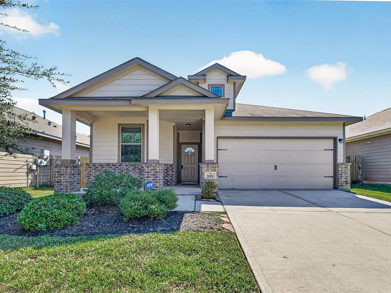 3 bed, 2.0 bath, 1419 sqft, $1,725 — Photo 1