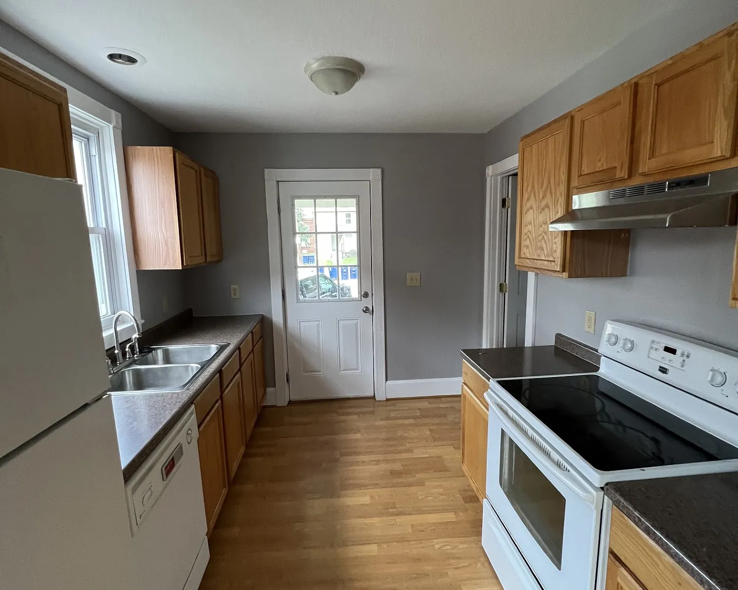 5 bed, 1896 sqft, $3,750 — Photo 4
