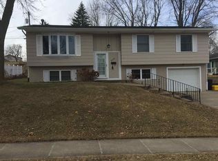 2635 Rosewood Dr, Dubuque, IA 52001