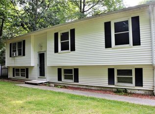 1 McShane Ranch Rd, Uncasville, CT 06382
