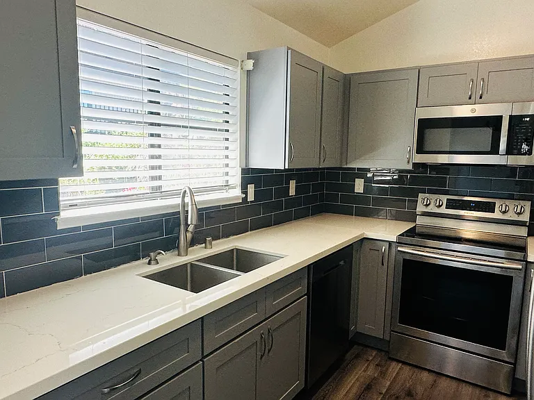 23460 Lakeridge Ave — Photo 3