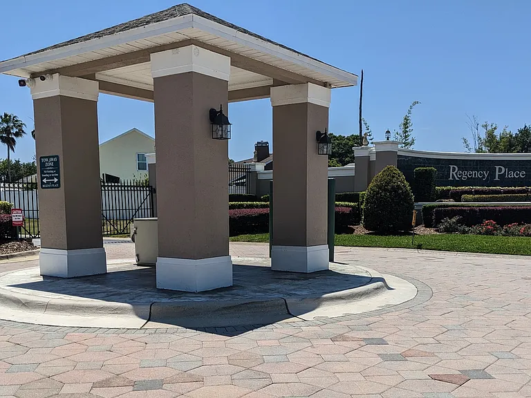 246 Queen Mary Dr — Photo 13