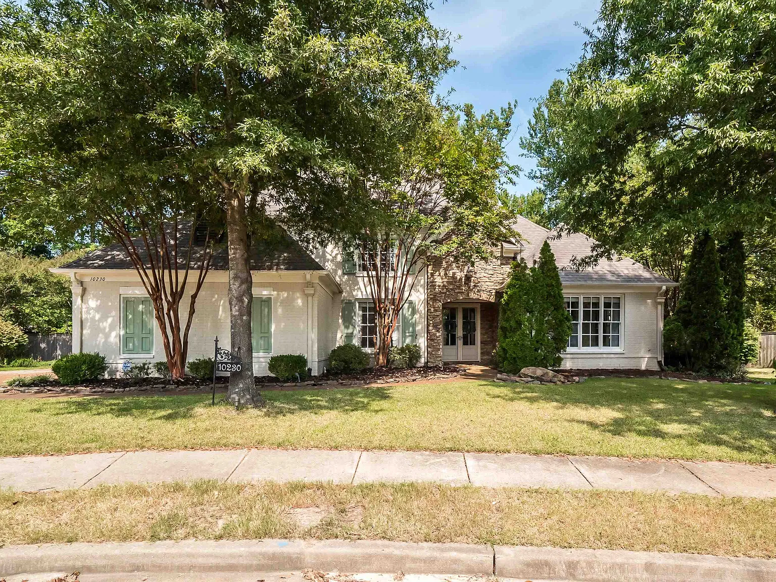 4 bed, 3.5 bath, 3631 sqft, $4,000 — Photo 1