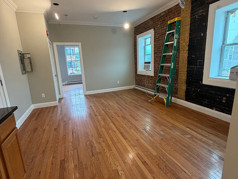 1105 Main St #1 — Photo 3