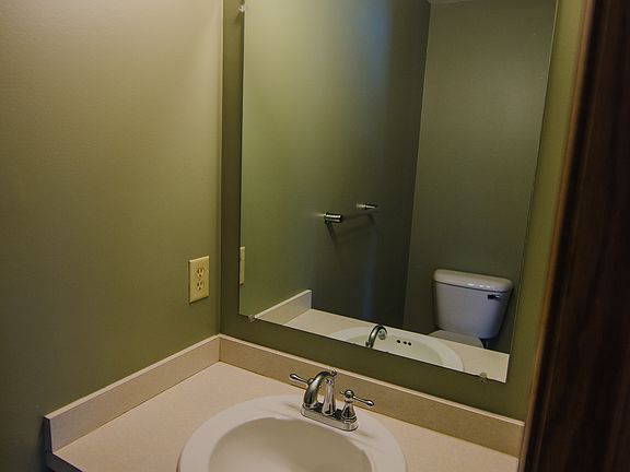 5th image of 120 Sprucewood Dr
