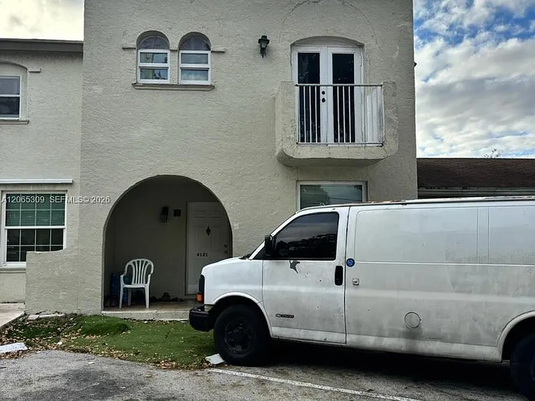 4121 NW 9th Ave #5 — Photo 2