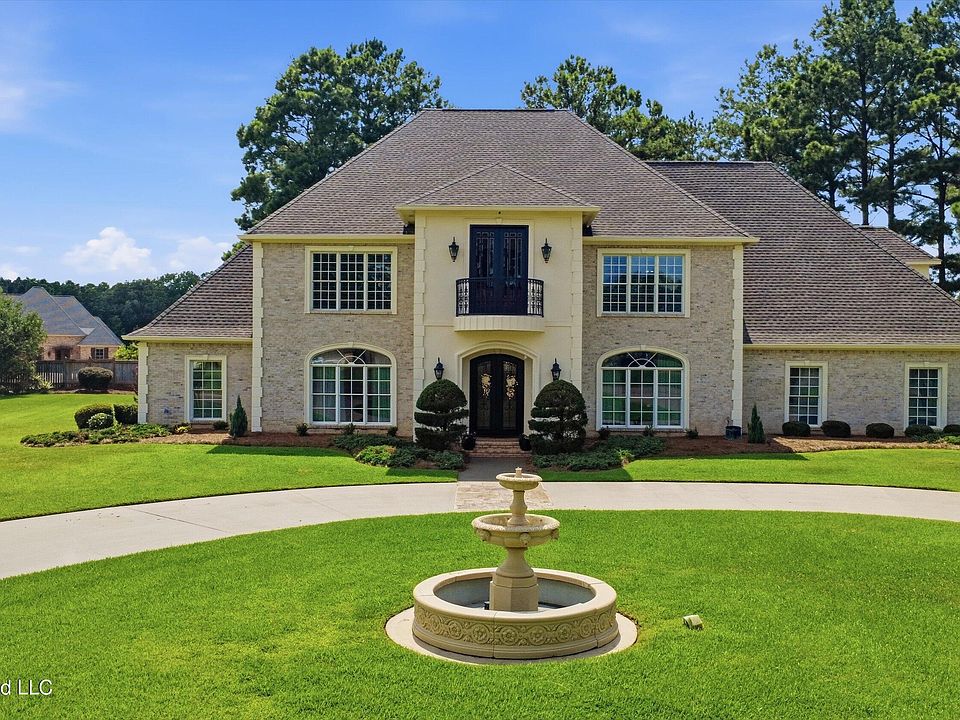 1st image of 301 Pinehurst Cir