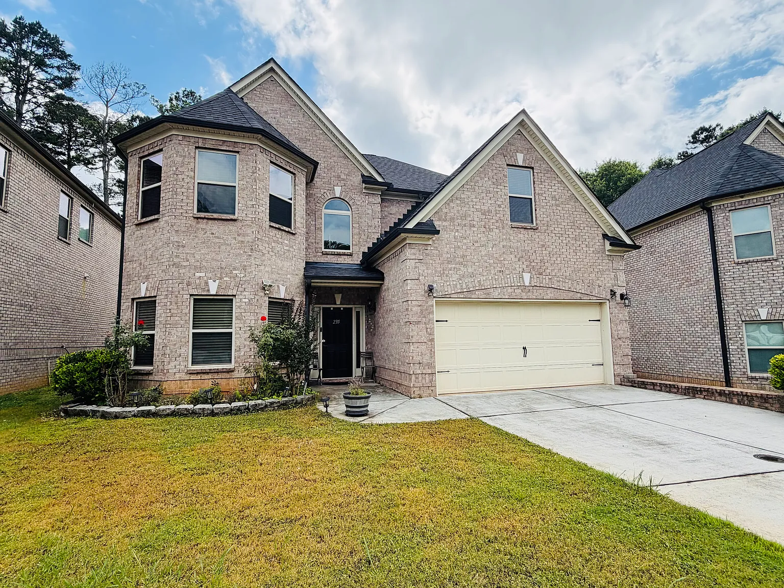 5 bed, 3115 sqft, $2,900 — Photo 1