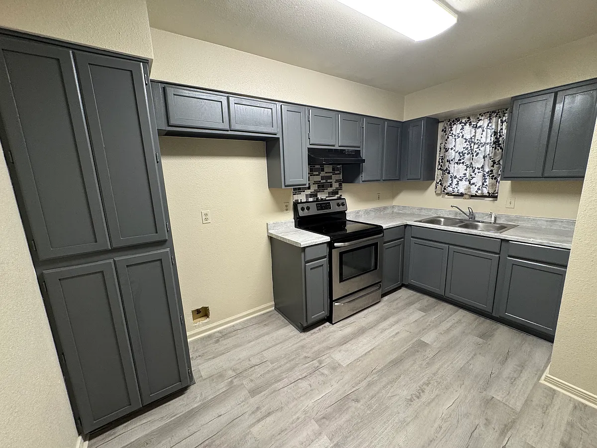 Building Photo - 7546 Windsor Oaks