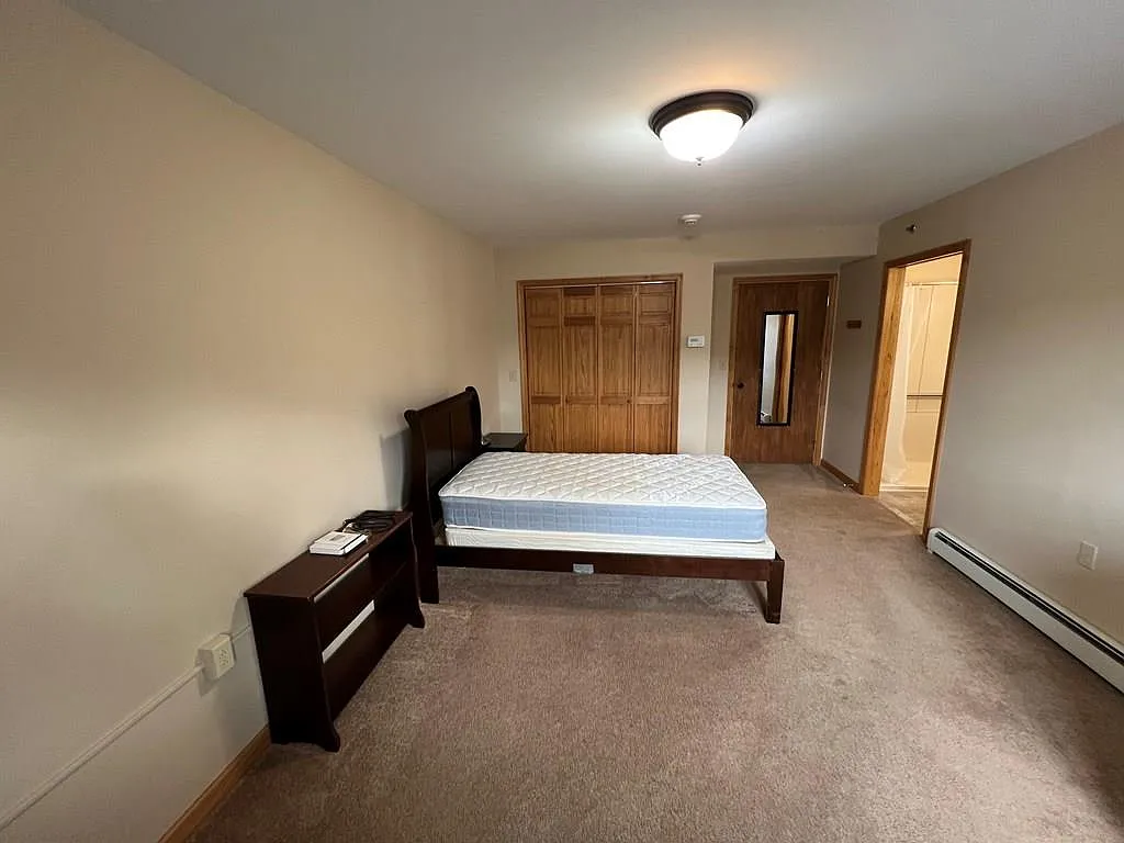 1 bed, 1.0 bath, 292 sqft, $1,050 — Photo 4