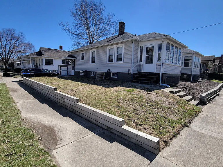 402 S McClun St — Photo 1