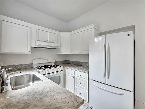 4th image of 2713 Clay St #1