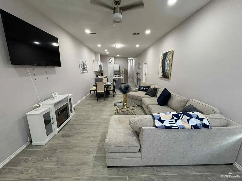 3 bed, 2.5 bath, 1422 sqft, $2,500 — Photo 2