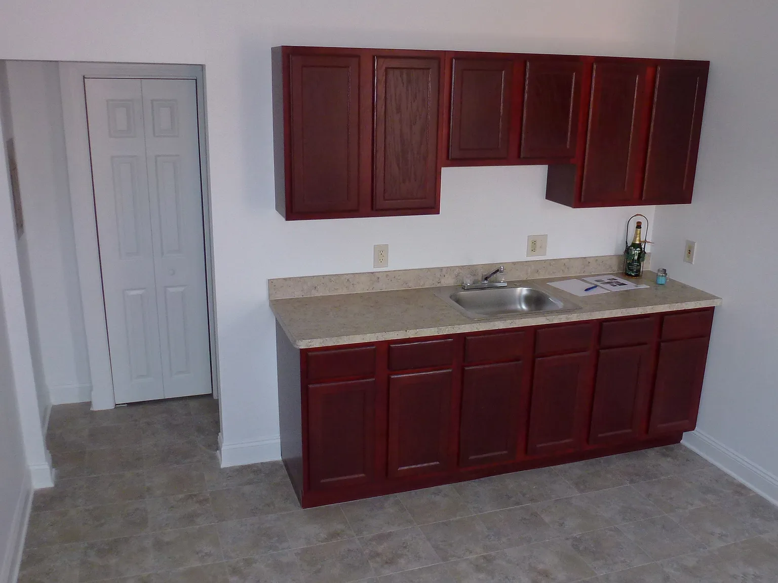 2 bed, 700 sqft, $1,400 — Photo 2