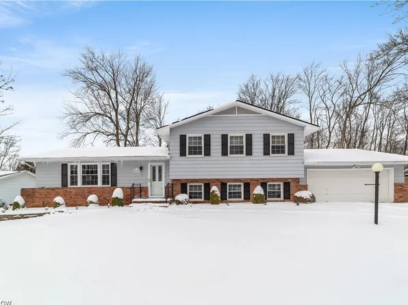 8096 Twin Oaks Dr, Broadview Heights, OH 44147