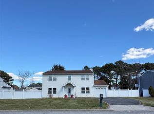 21 Apple Blossom Ln, East Patchogue, NY 11772