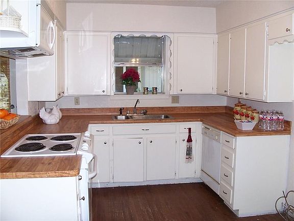 Plenty of cabinets and counter space in this kitchen.