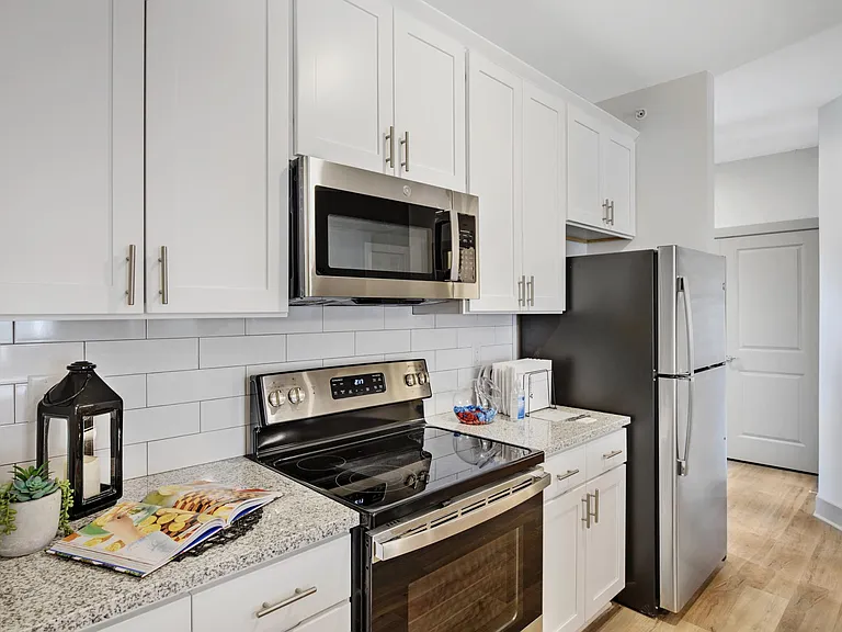 Edgewater East Apartments — Photo 9