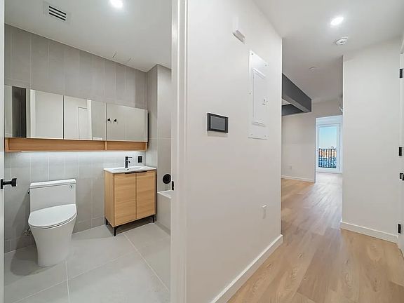 2nd image of 931 Carroll St #1012