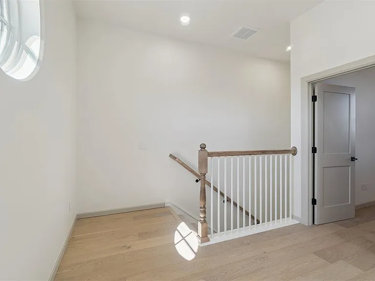 18835 Selah Way — Photo 36