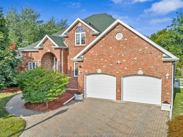 555 Christina Cres, Windsor, ON N9G 2M4
