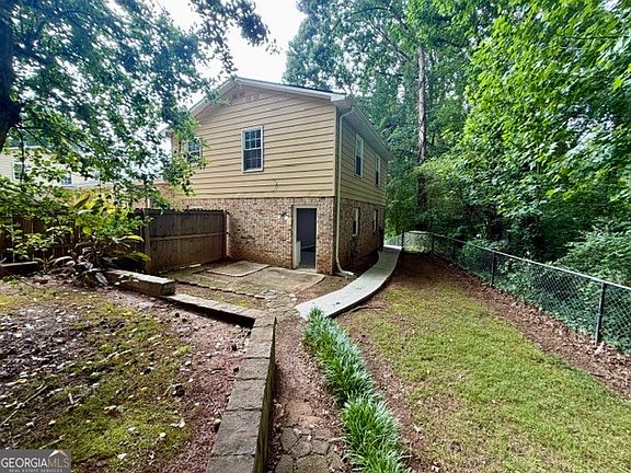 2nd image of 3204 Stanford Cir