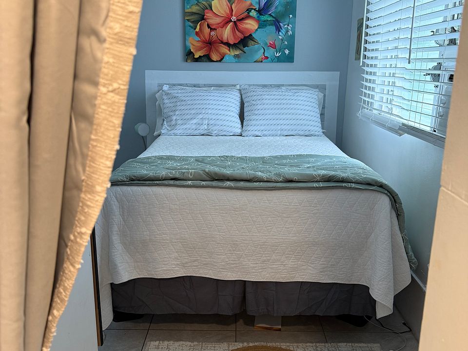 Picture show Full Size Bed . Decor only for staging purposes.