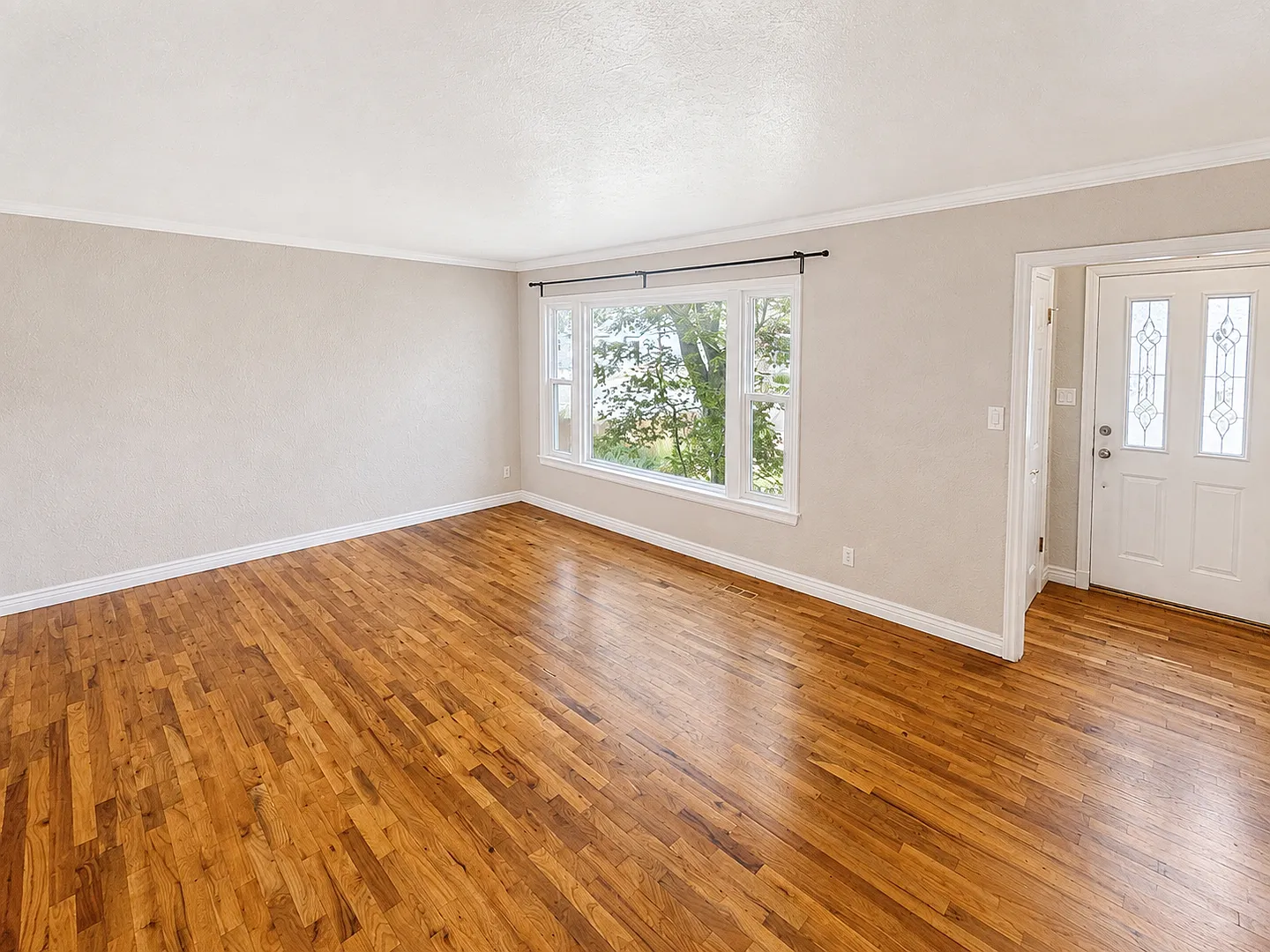 Spacious 4-Bedroom Home Near Boise State with Sunroom & Detached Garage — Photo 4
