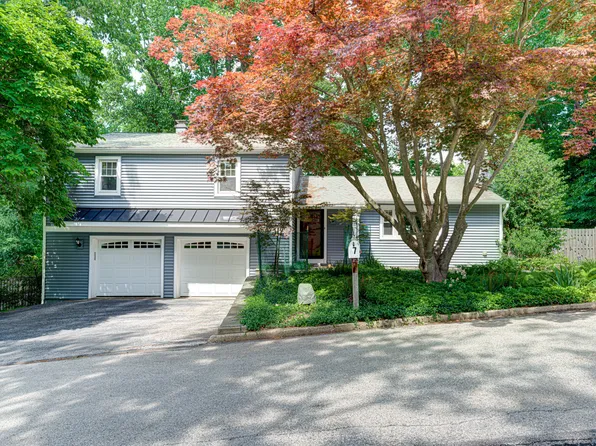 7 Carol Ln, Berwyn, PA 19312