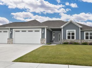 8877 Creekside Cir, Pleasant Prairie, WI 53158