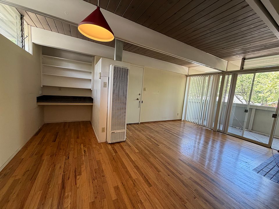 2nd image of 819 College Ave #819